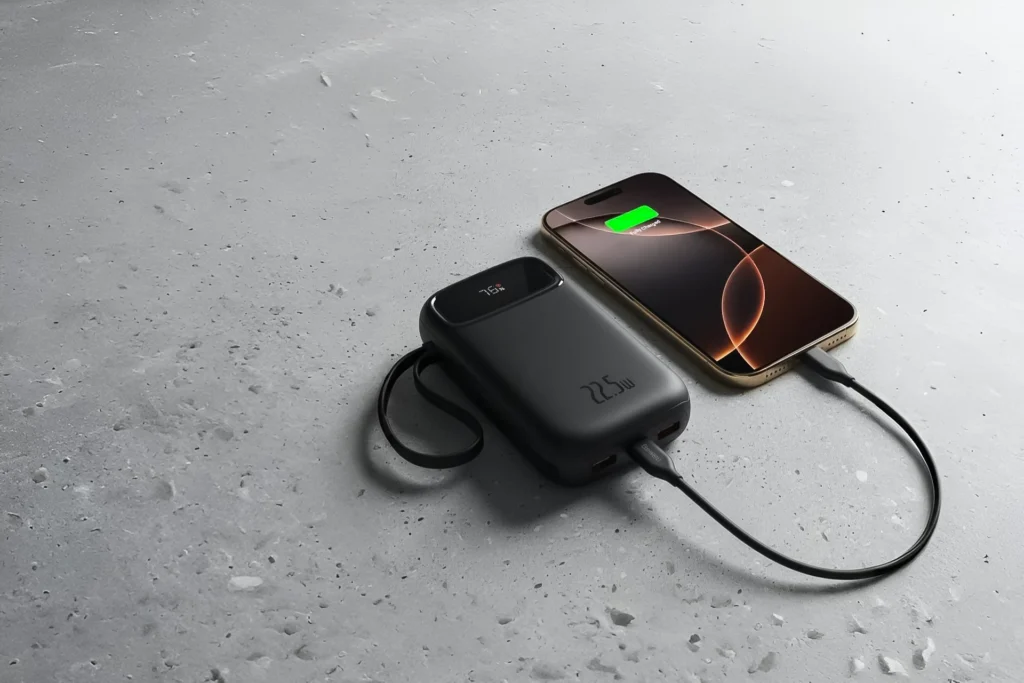 پاوربانک بیسوس ۲۲.۵ وات در حال شارژ کردن گوشی آیفون 16 پرو مکس
